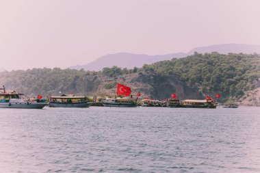 Azmak Nehri, Akyaka, Mugla, Turkey. Doğa kompozisyon. Yaz arka plan. Göl ile kırsal manzara. Azmak Nehri üzerinde tekne yelken. İnsanlar tur Akyaka köyü Azmak Nehri üzerinde alıyor.