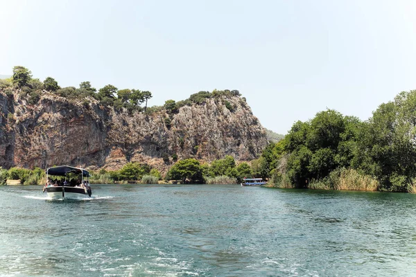 Azmak Nehri, Akyaka, Mugla, Turkey. Doğa kompozisyon. Yaz arka plan. Göl ile kırsal manzara. Azmak Nehri üzerinde tekne yelken. İnsanlar tur Akyaka köyü Azmak Nehri üzerinde alıyor.