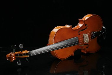 Siyah arkaplanda keman