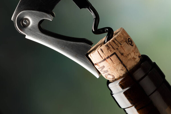 штопор открывая бутылку красного вина
