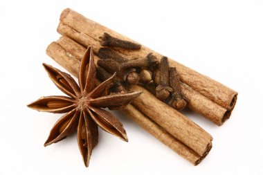Yıldız anason, tarçın ve karanfil