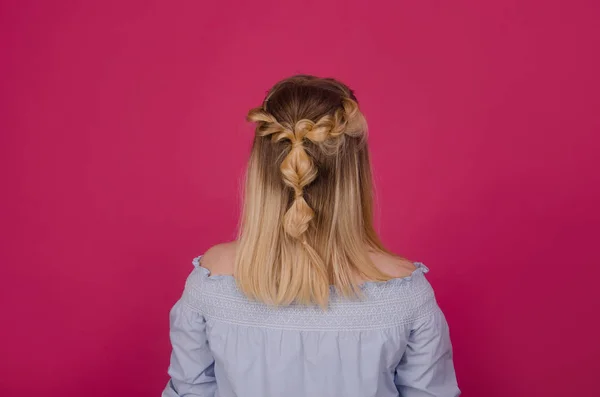 编织的头发 女人与辫子 女发型 女人用漂亮的辫子发型 在粉红色背景上的后视图 蓝色礼服的金发女郎休闲和时尚 — 图库照片