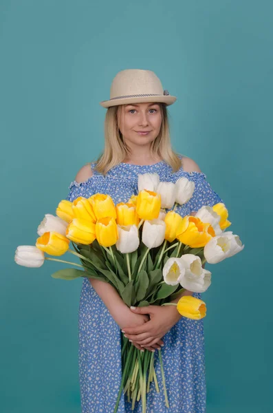 Mujer Con Flores Las Manos Joven Hermosa Mujer Sombrero Paja — Foto de Stock