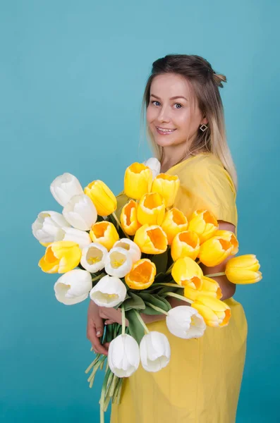 Mujer Sonriente Con Ramo Flores Las Manos Vestido Amarillo Hermosa — Foto de Stock