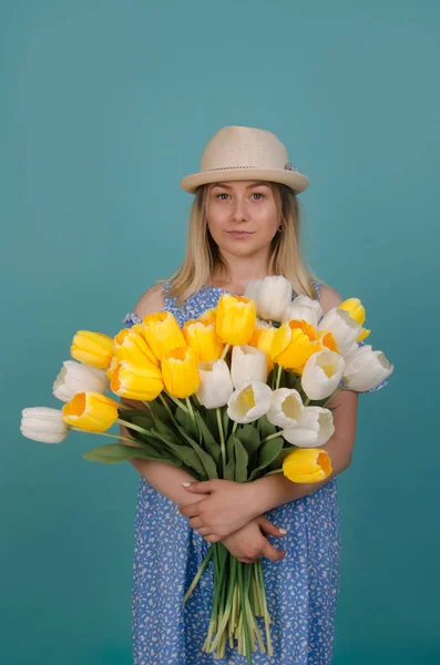 Hermosa Chica Vestido Azul Con Flores Tulipanes Las Manos Sobre — Foto de Stock