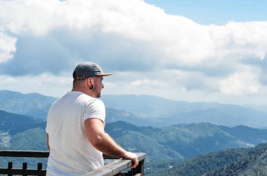 Dağları üzerinde görünen adam. Seyahat ve açık yaşam tarzı kavramı. Hipster seyahat. Yolculuk tutkusu seyahat kavramı, metin, sopyspace için yer