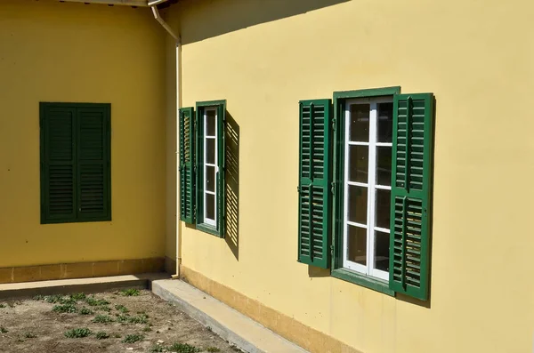 Fenêtres Vertes Avec Volets Style Méditerranéen Sur Mur Jaune Fond — Photo
