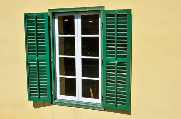 Fenêtre Verte Avec Volets Style Méditerranéen Sur Mur Jaune Fond — Photo