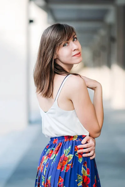 Sokak, kentsel arka plan üzerinde genç güzel kadın. Kadın por