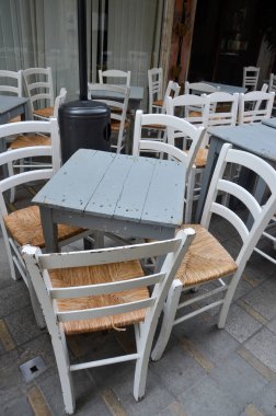 Eski ahşap antika masa ve sandalyeler ile Kıbrıs'ta hasır koltuk gri. Yaz kafe iç. Ahşap masa ve sandalye kafe, yaz terası.  