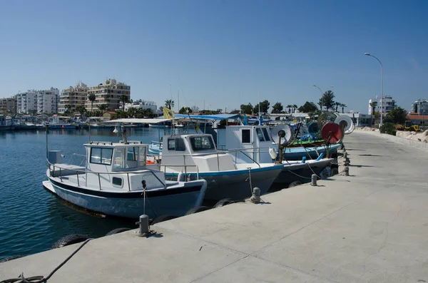 Fiske Motorbåtar Bundna Med Rep Till Piren Båtstation Cypern — Stockfoto