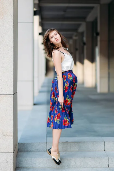 Mulher Saltar Rua Retrato Mulher Livre Saia Floral Top Branco — Fotografia de Stock