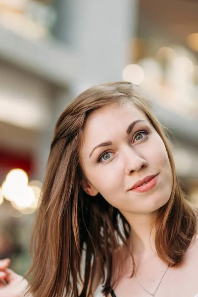 Primer plano retrato de hermoso rostro de joven mujer sonriente. Clos. — Foto de Stock
