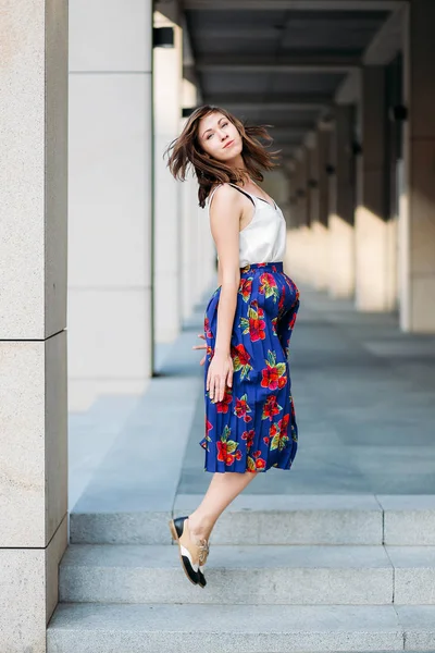 Mulher Saltar Rua Retrato Mulher Livre Saia Floral Top Branco — Fotografia de Stock