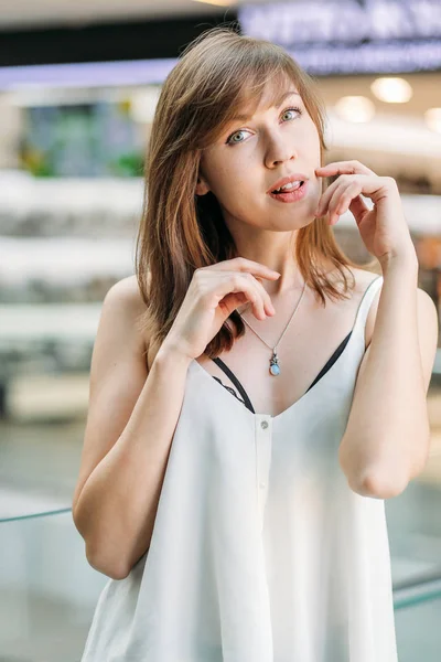 Mujer Moda Centro Comercial Retrato Una Mujer Bonita Primer Plano — Foto de Stock