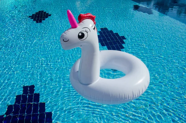 Piscina unicornio flotar en fondo de agua azul, bañera inflable — Foto de Stock