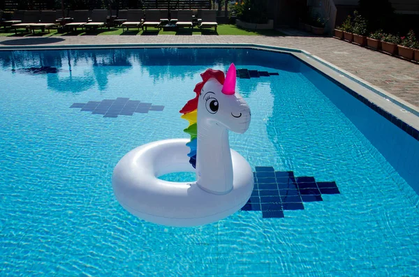 Unicorn zwemmen buis op zwembad achtergrond. Eenhoorn-inflatabl — Stockfoto