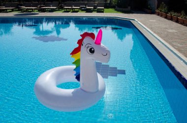 Tek boynuzlu at float, tek boynuzlu at şişme havuz float. Yaz tatili, tatil plaj. 