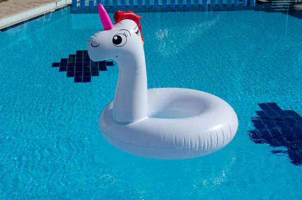 Şişme tek boynuzlu at. Tek boynuzlu at çocuk ve yetişkin şişme float. Tek boynuzlu at tüp ışık mavi su havuzu arka planda üzerinde yüzmek. 