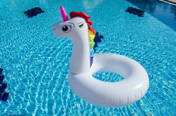 Tek boynuzlu at şişme float. Şişme tek boynuzlu at. Tek boynuzlu at havuzu yüzük, tek boynuzlu at havuzu float. Tek boynuzlu at yüzmek tüp. Şişme tek boynuzlu at.