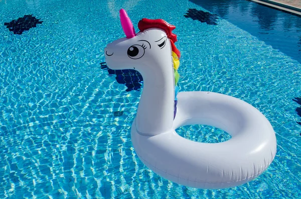 Şişme tek boynuzlu at. Tek boynuzlu at çocuk ve yetişkin şişme float. Tek boynuzlu at tüp üzerinde ışık mavi su arka planda havuzu yüzme. Tek boynuzlu at havuzu yüzük, tek boynuzlu at havuzu float. Tek boynuzlu at yüzmek tüp.