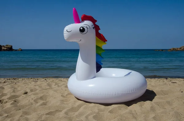Unicornio Flotador Inflable Sobre Arena Cerca Del Mar Vacaciones Verano — Foto de Stock