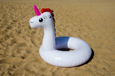 Tek boynuzlu at kum şişme float. Çocuk ve yetişkin şişme tek boynuzlu at float. Yaz tatili, tatil plaj. 