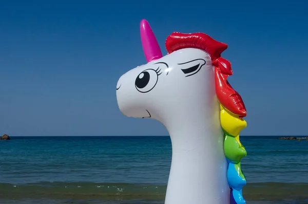 Cabeza de flotador de unicornio inflable. Flotador inflable unicornio. Fant. — Foto de Stock