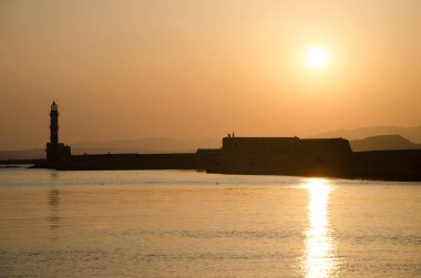 Deniz feneri günbatımı. Deniz günbatımı, Chania, Yunanistan deniz günbatımı. Deniz feneri silüeti. Altın Portakal günbatımı