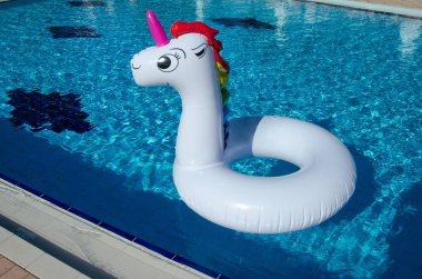 Tek boynuzlu at tüp yüzme havuzunda yüzebilirsiniz. Fantezi yüzerek yüzük yaz havuzu gezi için 