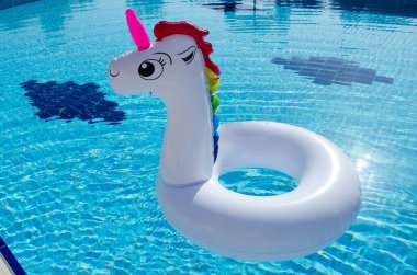 Yüzme Havuzu şişme tek boynuzlu at. Tek boynuzlu at yüzmek tüp 