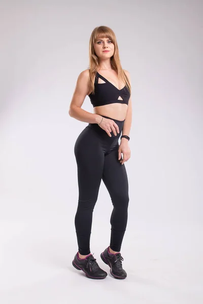 Jonge Fitness Vrouw Geïsoleerd Wit Lachende Vrouw Van Fitness Aantrekkelijke — Stockfoto