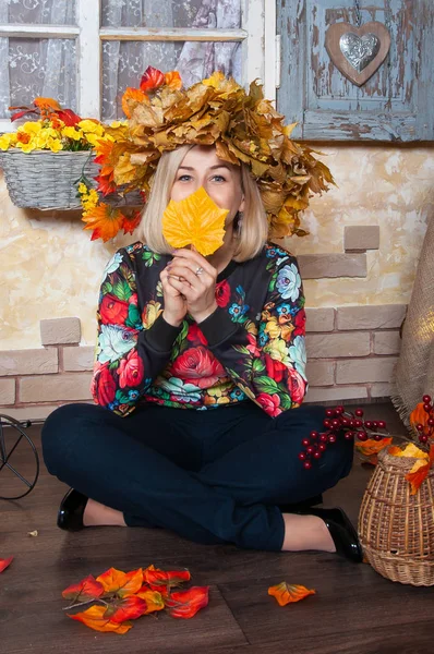 Mujer Feliz Sonriendo Jugando Con Hojas Otoño Mujer Feliz Disfrutando — Foto de Stock