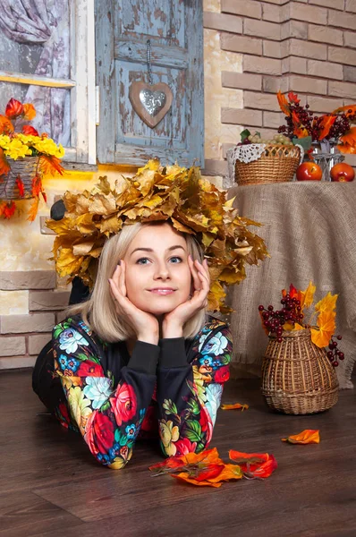 Retrato Una Chica Encantadora Encantadora Mujer Otoño Acostada Suelo Casa — Foto de Stock