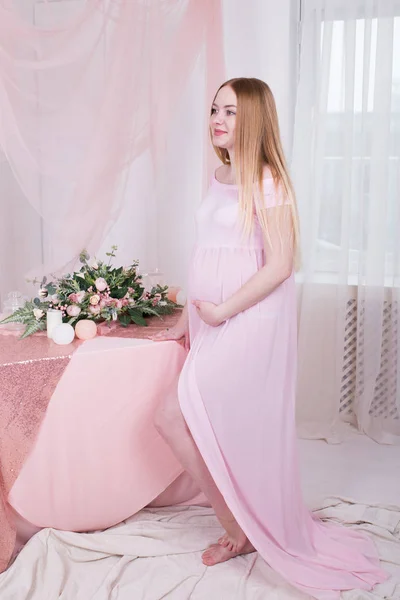 Mujer Embarazada Feliz Pie Cerca Mesa Con Flores Ventana Casa — Foto de Stock