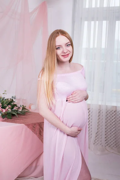 Mujer Embarazada Pie Contra Ventana —  Fotos de Stock