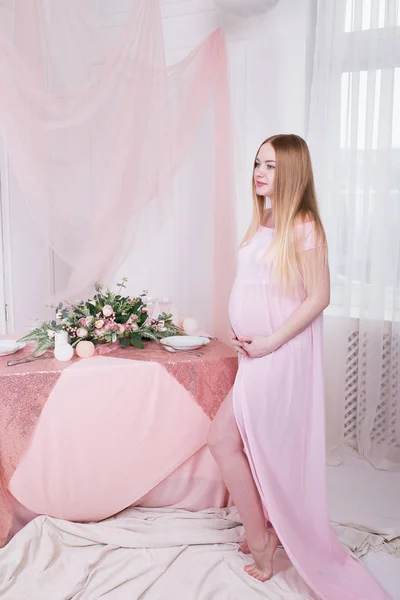 Kvinnan Graviditet Stående Nära Bord Med Blommor Och Fönstret Hemma — Stockfoto