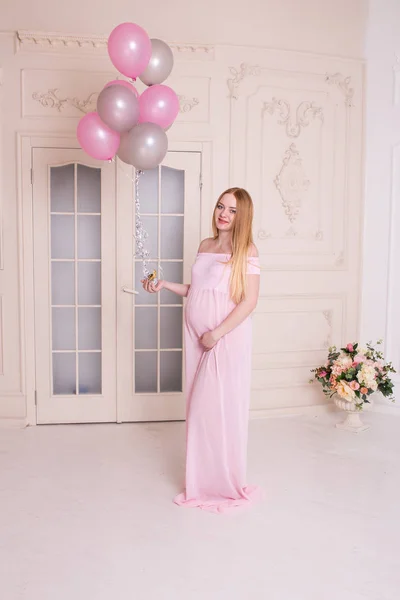 Mujer Embarazada Sonriente Con Globos Aéreos Las Manos Maternidad Embarazo — Foto de Stock