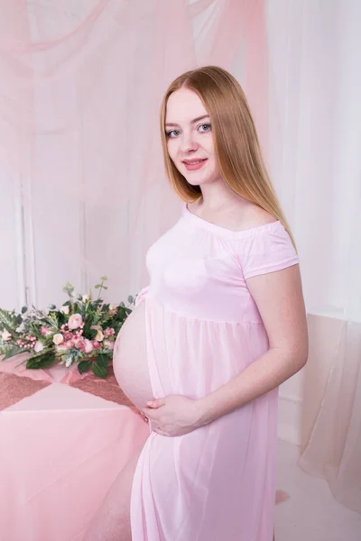 Schöne Schwangere Frau Mit Ihren Händen Über Dem Bauch Rosa — Stockfoto