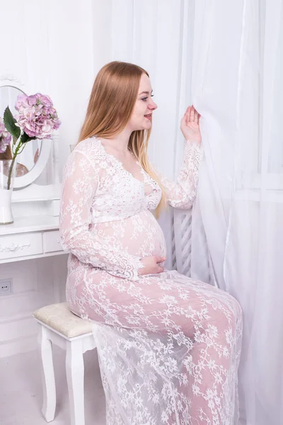 Mujer Embarazada Vestido Encaje Blanco Mirando Por Ventana Concepto Expectativa — Foto de Stock