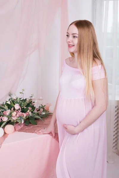Kobieta Ciąży Różowej Sukience Kwiatami Tle — Zdjęcie stockowe