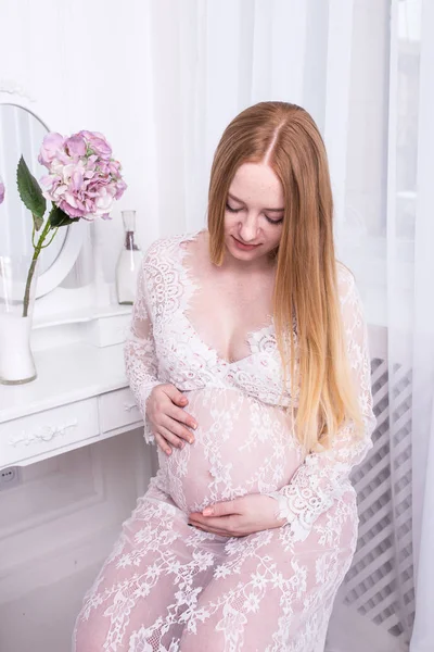 Kadın gebelikte karnı üzerinde seyir