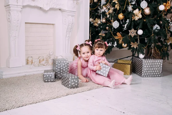 Duas Irmãs Divertindo Brincando Juntas Perto Árvore Natal Dentro Casa — Fotografia de Stock