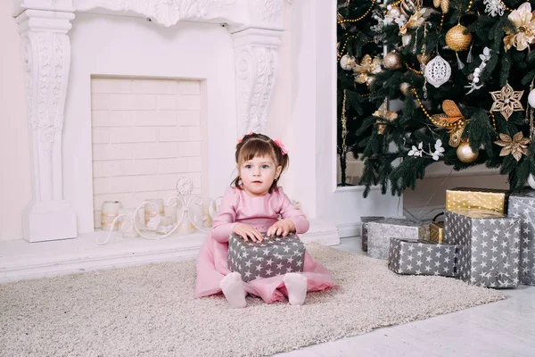 Menina Feliz Segurando Caixa Presente Pela Árvore Natal Feliz Natal — Fotografia de Stock