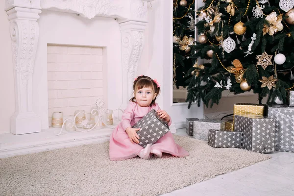 Menina Com Caixas Presente Natal Decorações Menina Feliz Divertindo Com — Fotografia de Stock