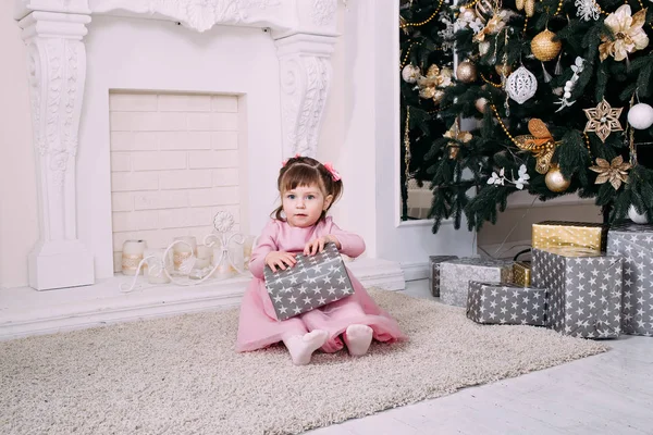 Menina Bonita Brincando Com Presente Natal Árvore Natal Fundo — Fotografia de Stock