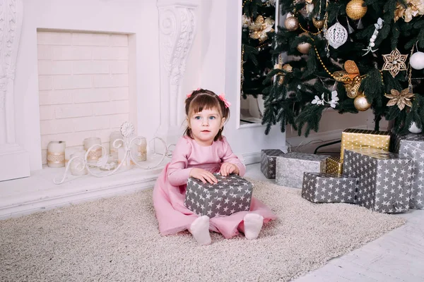 Bonne Petite Fille Souriante Avec Boîte Cadeau Noël Joyeux Noël — Photo