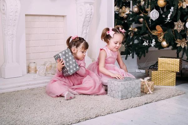 Dois Miúdos Divertirem Com Árvore Natal Meninas Com Presentes Natal — Fotografia de Stock