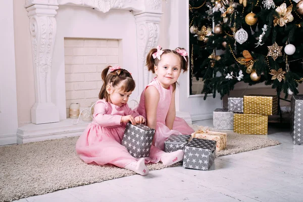 Meninas Sorridentes Felizes Com Caixas Presente Natal — Fotografia de Stock