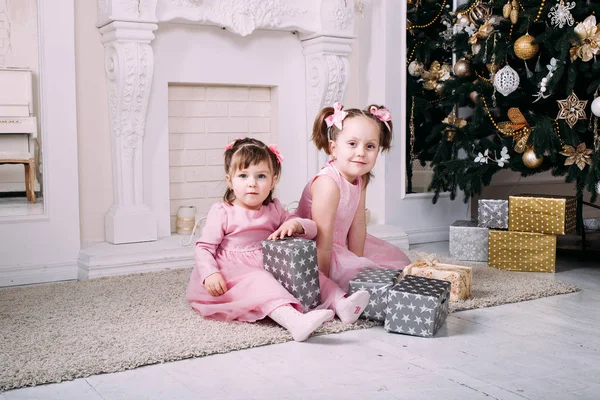 Duas Irmãs Divertindo Brincando Juntas Perto Árvore Natal Dentro Casa — Fotografia de Stock